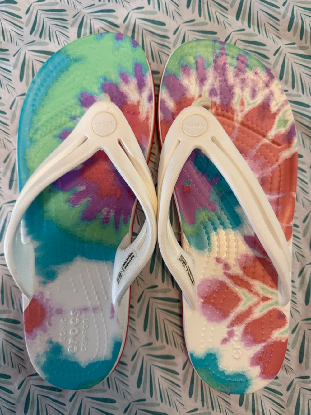 New Crocs flip flops, women’s 7.